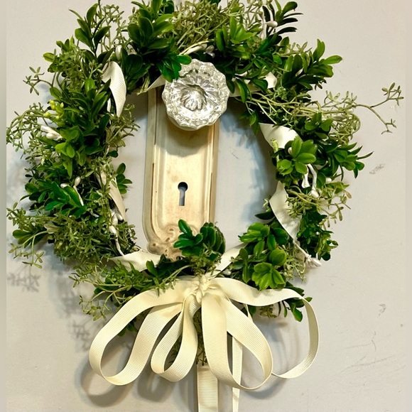 Bridal Halo 10 In W Matching Boutonnière Silk Greenery Pearls Cream Ribbon - Picture 2 of 7